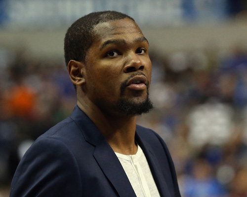 毛球队在比 毛球队在比